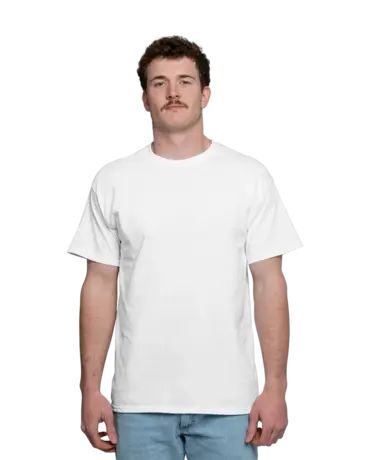 Man i vit t-shirt utan tryck för anpassad merch.