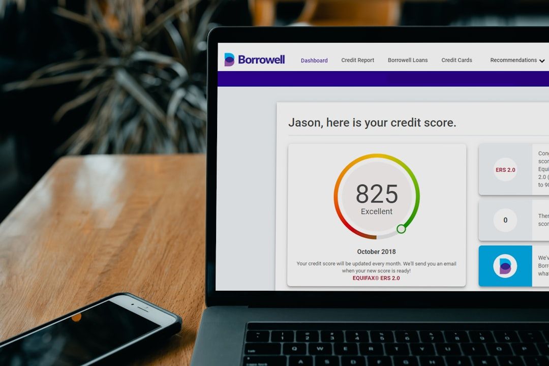 En laptop som visar en personlig kreditvärdighet på 825 poäng.