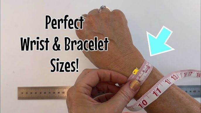 Mätning av handled med måttband för perfekt armbandsstorlek.