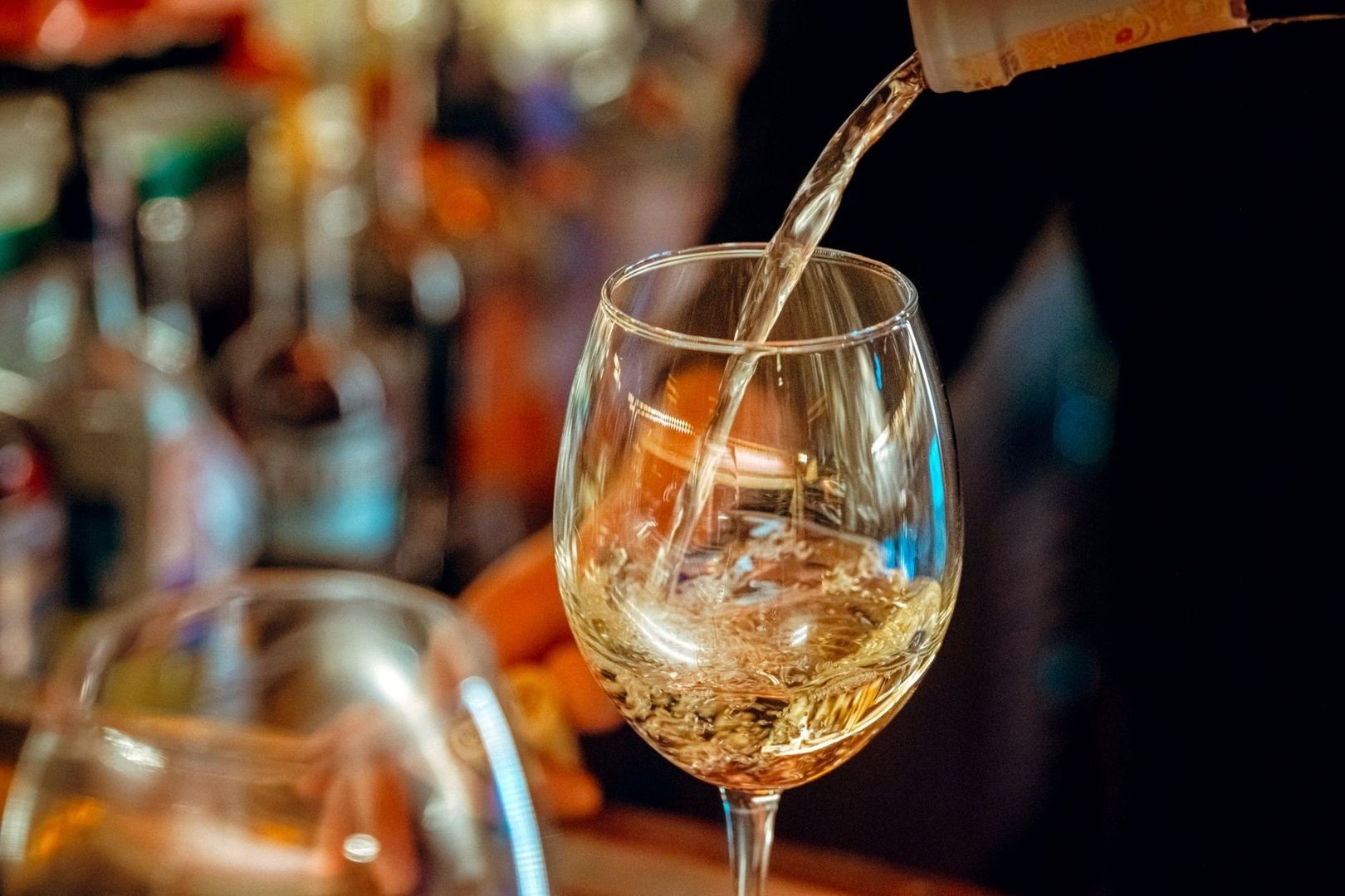 Ljust mousserande vin hälls i ett tulpanformat vinglas