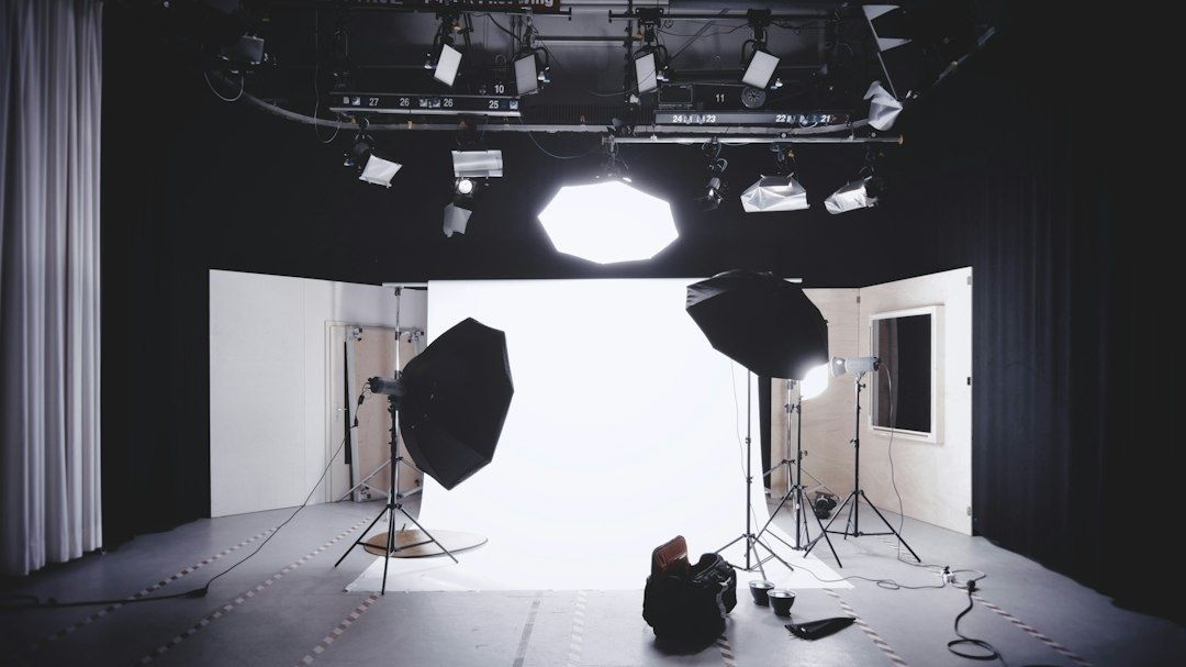 Fotostudio med vit bakgrund, softboxar och reflektorer för ljussättning